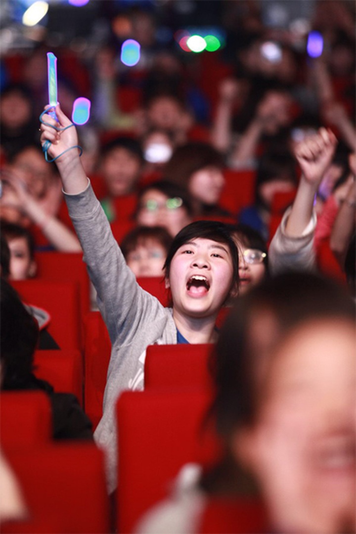 Korean stars play for adoring Vietnamese fans - 10