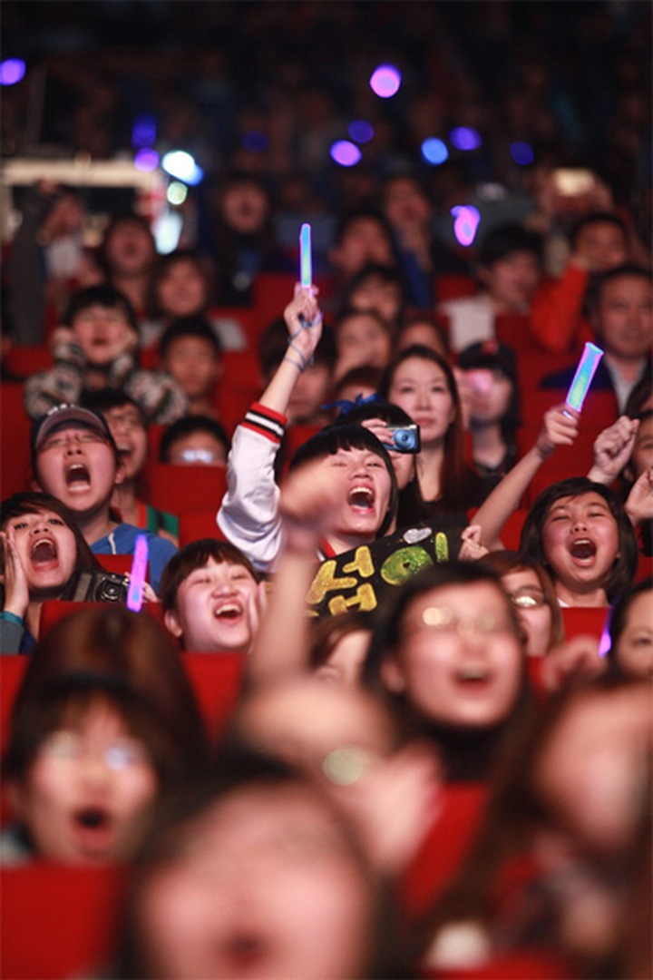Korean stars play for adoring Vietnamese fans - 11