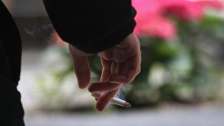 New York City bans sale of cigarettes to under 21s - 1