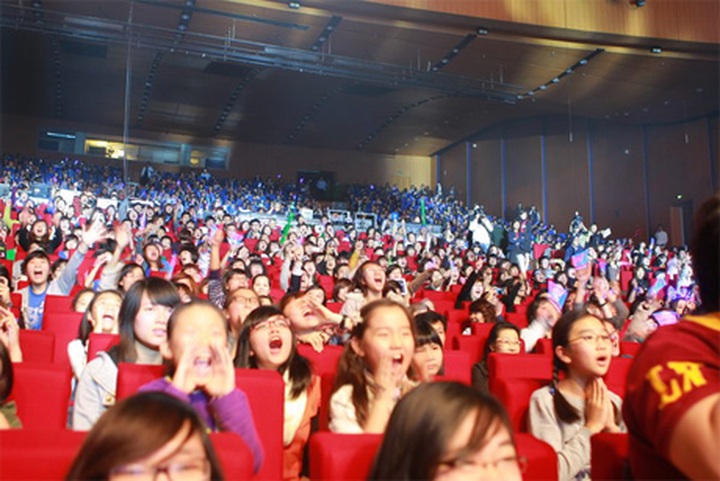 Korean stars play for adoring Vietnamese fans - 12
