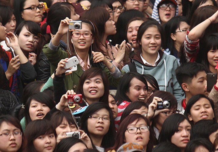Fans of Korean stars cause chaos in Hanoi - 1