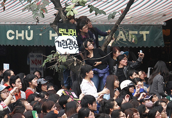 Fans of Korean stars cause chaos in Hanoi - 4