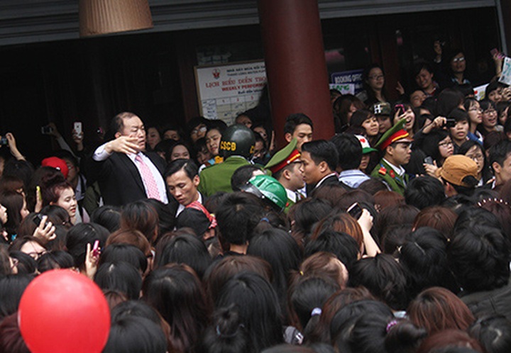 Fans of Korean stars cause chaos in Hanoi - 7