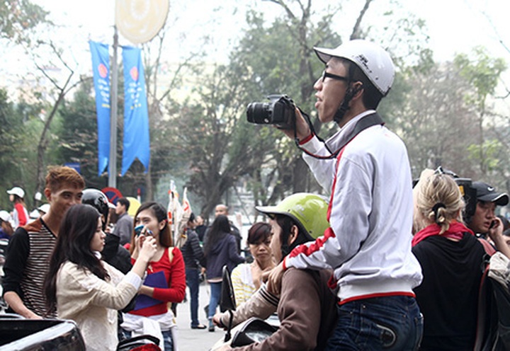 Fans of Korean stars cause chaos in Hanoi - 8