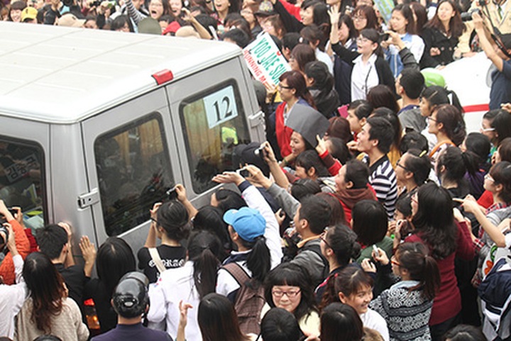 Fans of Korean stars cause chaos in Hanoi - 9