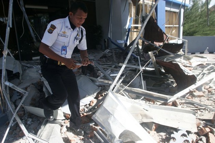 Indonesians feel lucky after escape from quakes - 1 Indonesians feel lucky after escape from quakes - 1