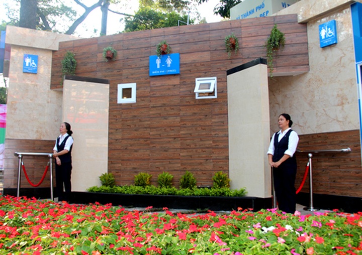 HCM City invests in public 5-star toilets - 1