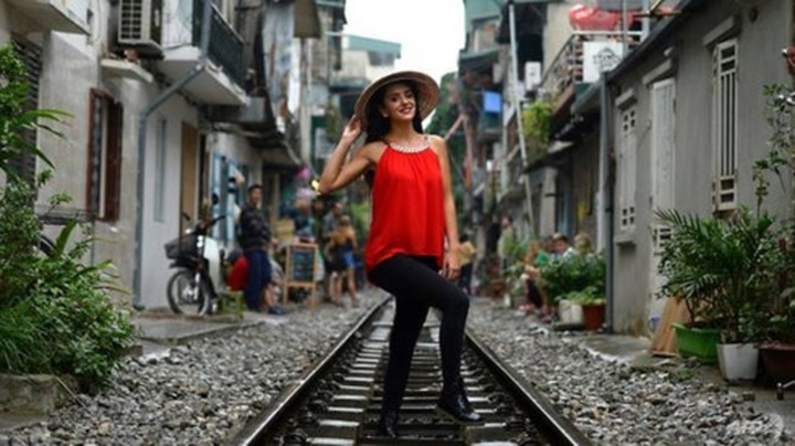 AFP: Hanoi's colonial-era railway becomes selfie hotspot - 1