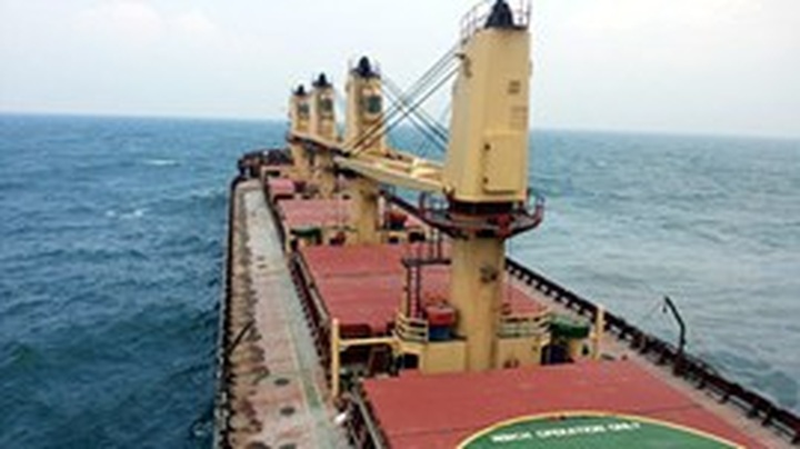 Panama ship runs aground, spills oil near Ly Son Island - 1 Panama ship runs aground, spills oil near Ly Son Island - 1