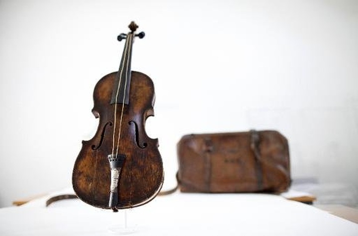 Titanic violin up for auction - 1
