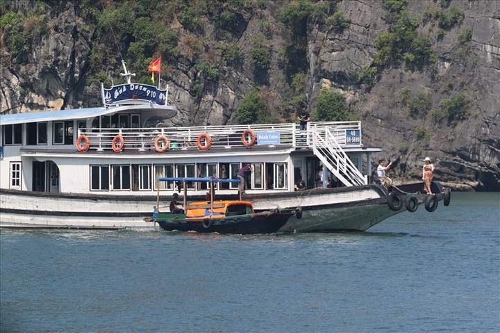 Ha Long struggles to curb harassment of tourists - 1 Ha Long struggles to curb harassment of tourists - 1