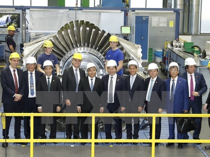 PM calls for more investment from leading German businesses - 1