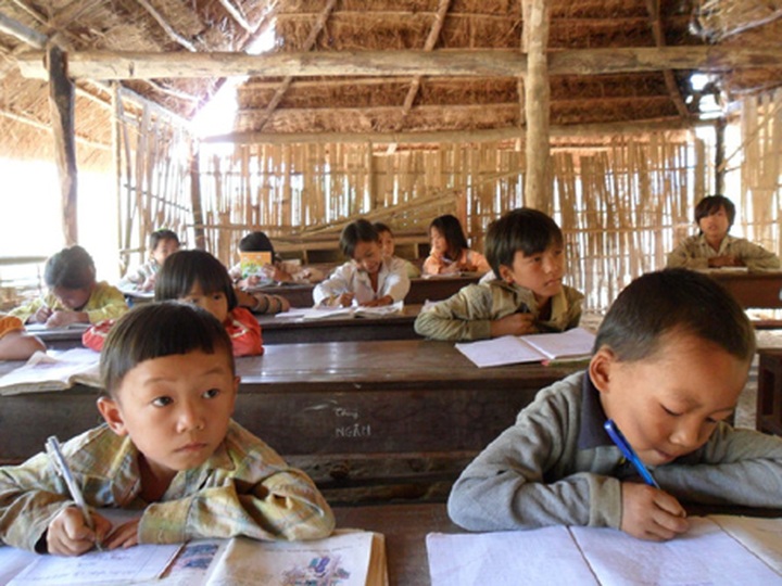 Outstanding ethnic minority students honoured - 1