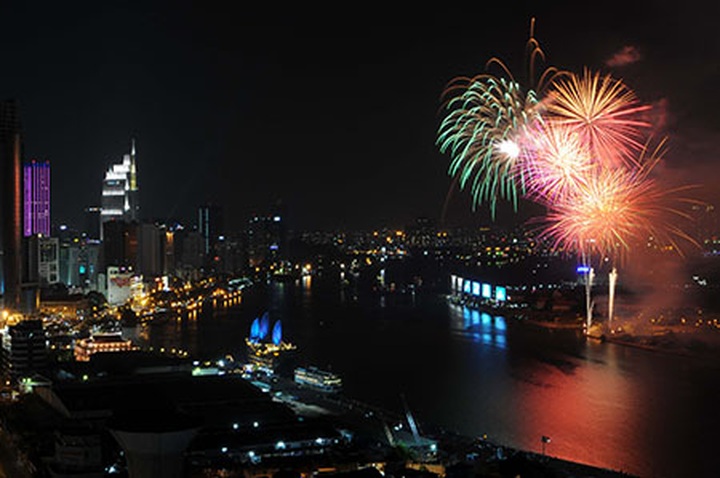 Firework performances welcome the Year of the Monkey - 12