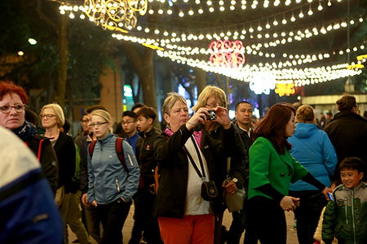 Firework performances welcome the Year of the Monkey - 4