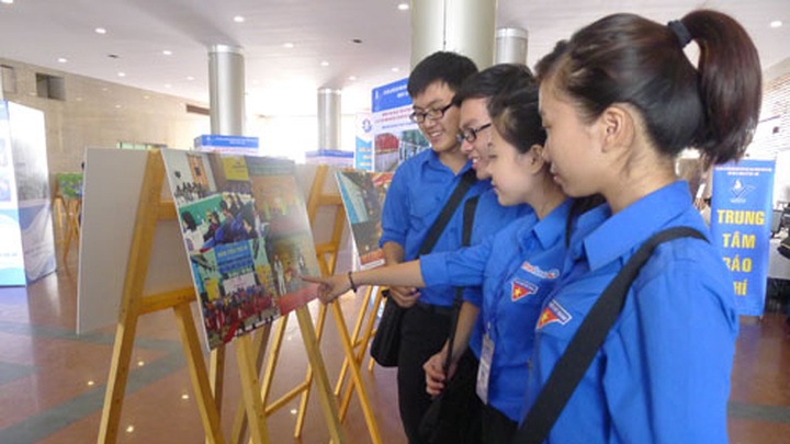 Photo exhibition on General Giap and Hanoi youth - 1