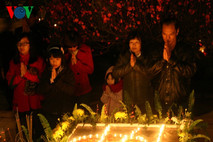 Revellers ring in Lunar New Year across Vietnam - 1