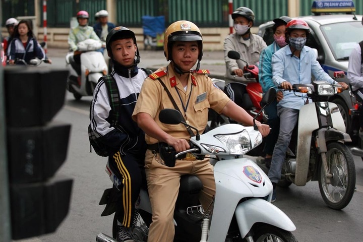 Hanoi police start clamping down on children helmet rules - 2