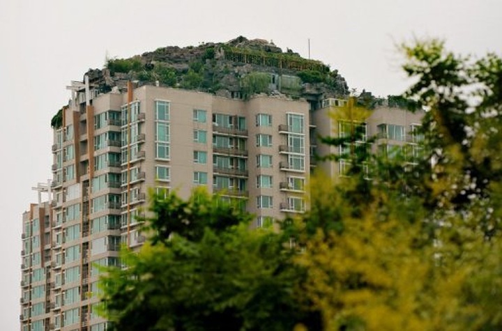 Beijing man builds rock villa atop apartment tower - 1