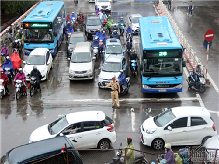 Rainy weather paralyses Hanoi's streets - 8