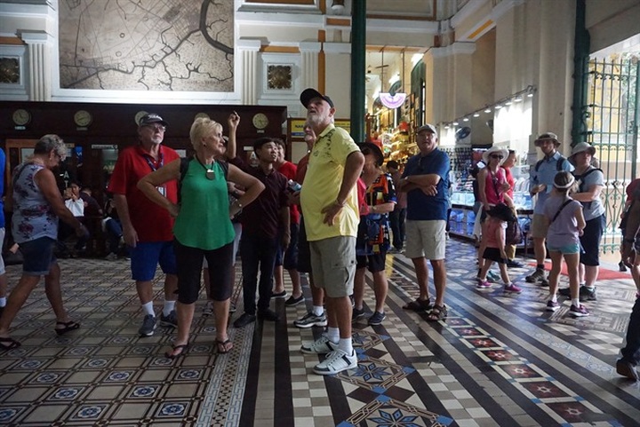 Tour guide ranking begins in HCM City - 1