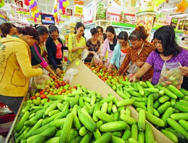 Locally-made products dominate market during Tet - 1 Locally-made products dominate market during Tet - 1