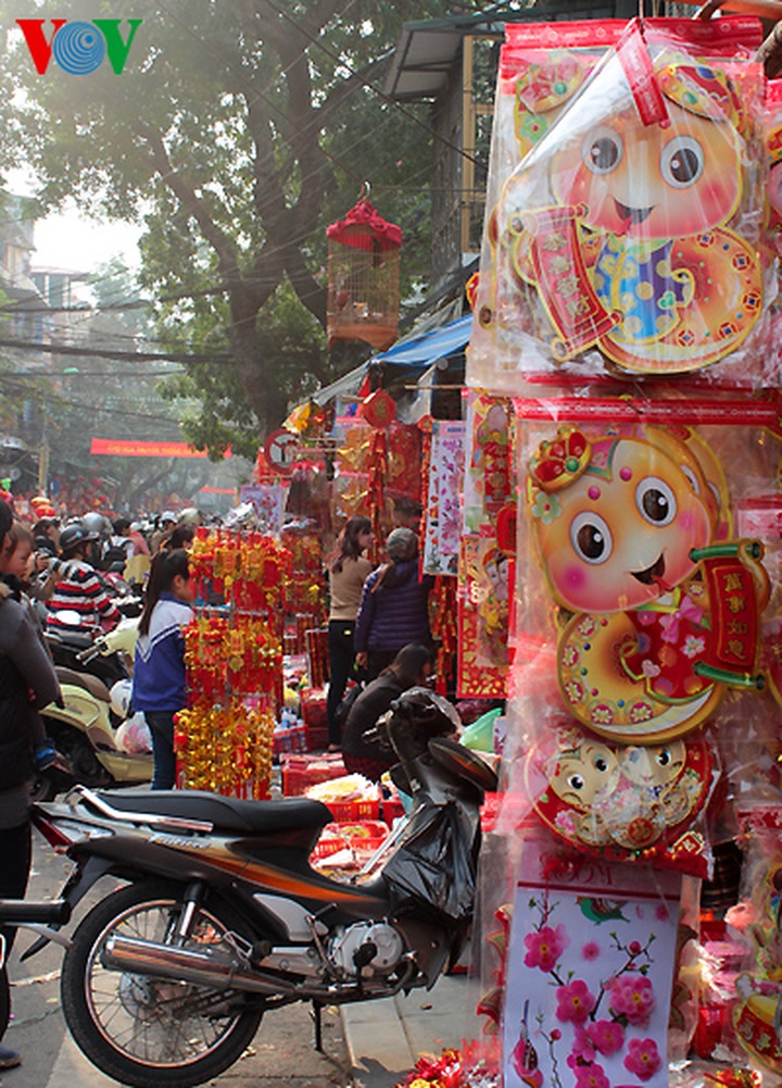 Hanoi's Hang Ma Street anticipates Kitchen God Day - 11