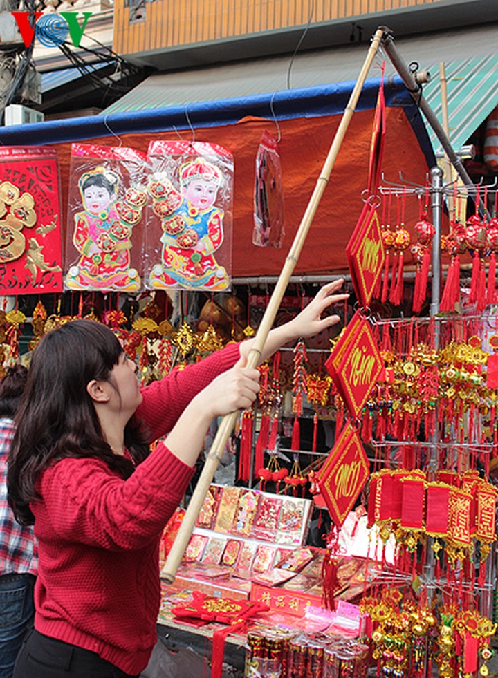Hanoi's Hang Ma Street anticipates Kitchen God Day - 4