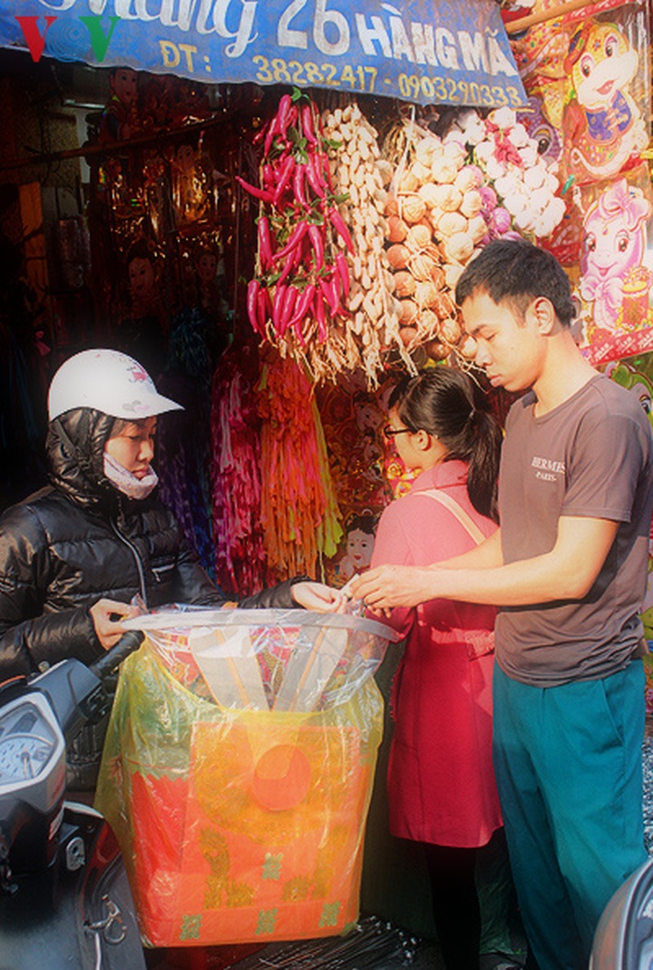 Hanoi's Hang Ma Street anticipates Kitchen God Day - 5