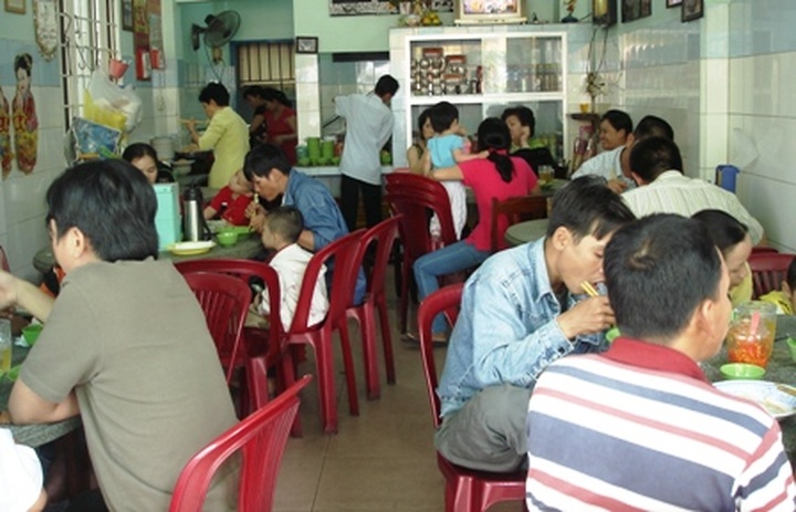 Shops and cafes exploit Tet to cash in - 2