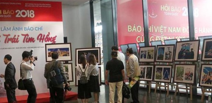 Photo exhibition showcases Hanoi vitality - 1