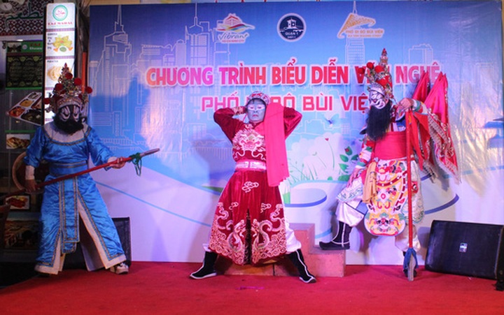 Traditional opera performed on HCM City street - 1