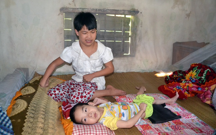 Family struggles to raise three ill children - 1