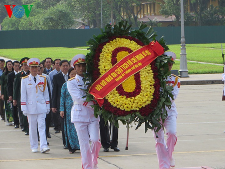 Leaders pay tribute to President Ho Chi Minh - 1