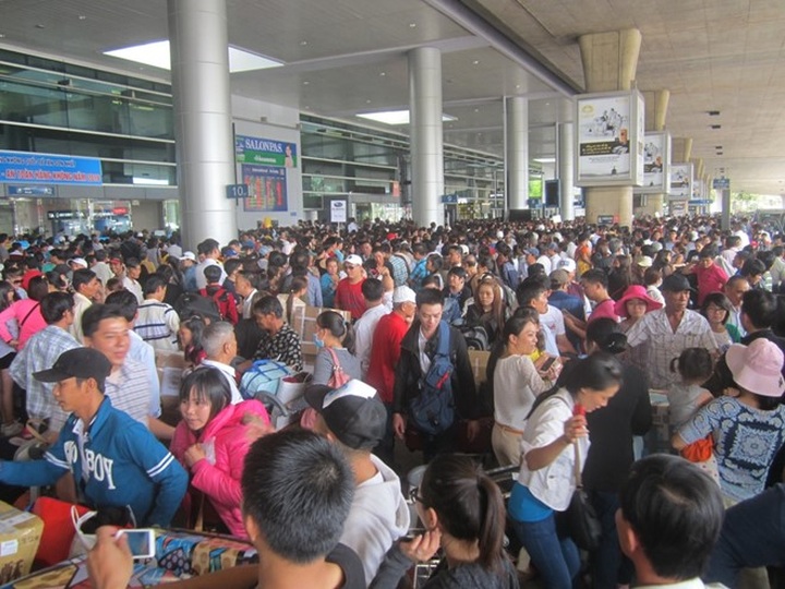 Tan Son Nhat Airport in chaos due to massive Tet migration - 1