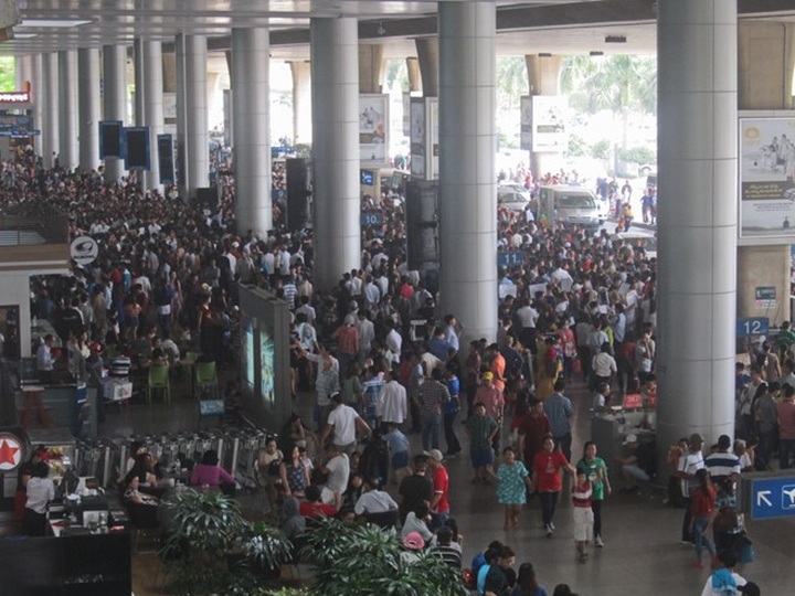 Tan Son Nhat Airport in chaos due to massive Tet migration - 4