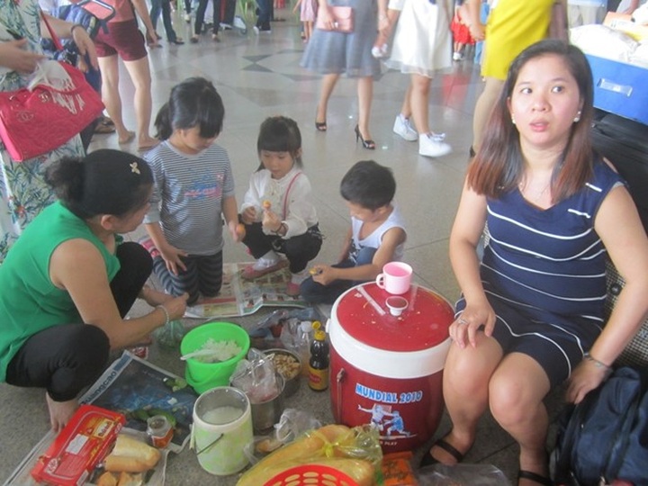 Tan Son Nhat Airport in chaos due to massive Tet migration - 6