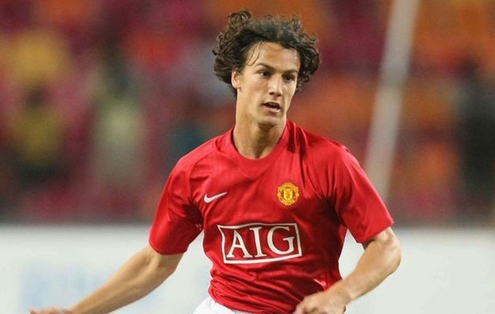 HCM city signs contract with former MU footballer - 1