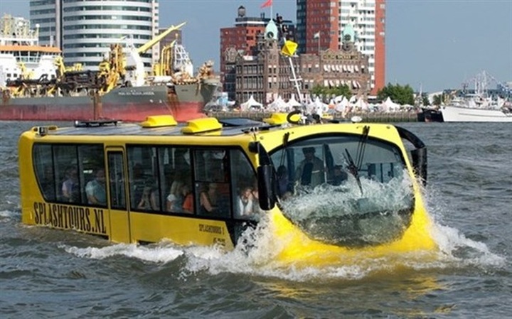 HCM City plans more water buses to meet demand - 1