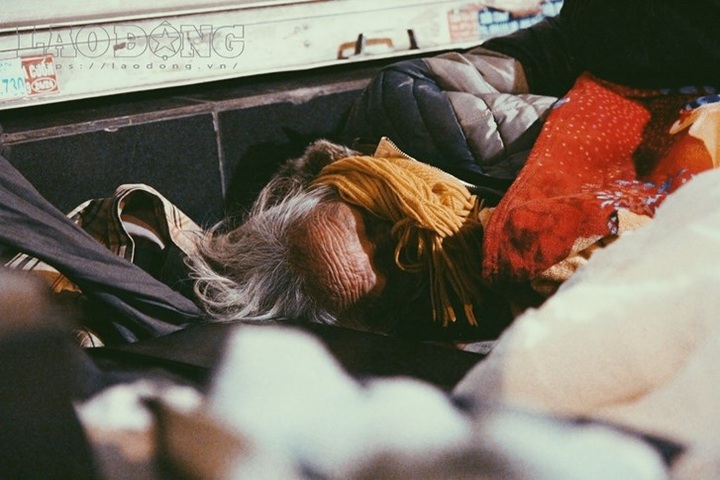 Homeless in Hanoi chilled at winter night - 1