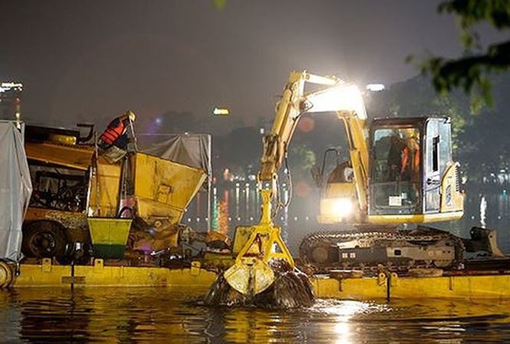 Hoan Kiem Lake cleanup almost finished - 1
