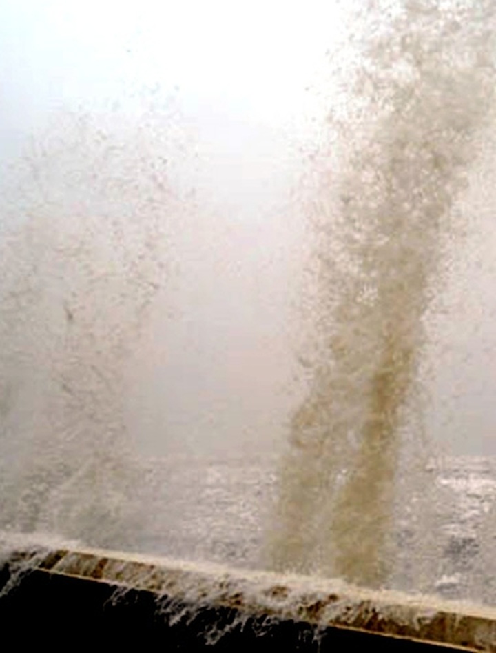 Typhoon Nari slams into central Vietnam - 1