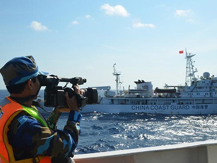 Chinese ships damage Vietnamese fisheries surveillance vessel - 1 Chinese ships damage Vietnamese fisheries surveillance vessel - 1