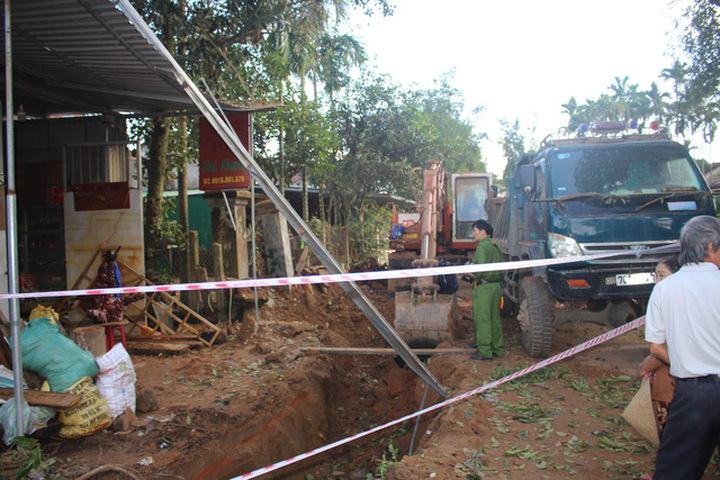 One injured after excavator hits bomb - 1