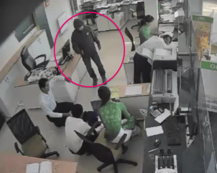 Gunman steals USD95,000 from Tra Vinh bank - 1