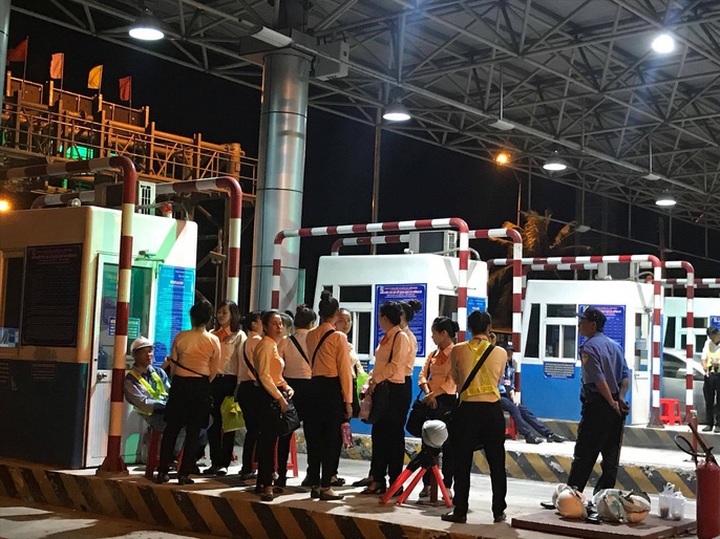 Prime Minister requests temporary halt of controversial tollgate - 3