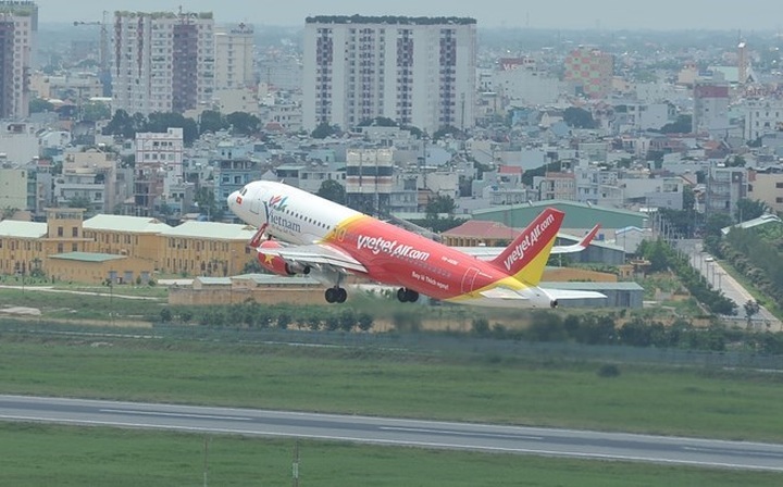 Vietjet Air launches first direct HCM City-Osaka flight - 1