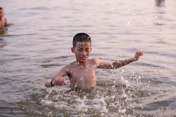 Hanoi residents seek heat relief in West Lake - 3