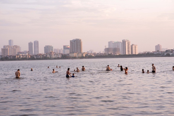 Hanoi residents seek heat relief in West Lake - 1
