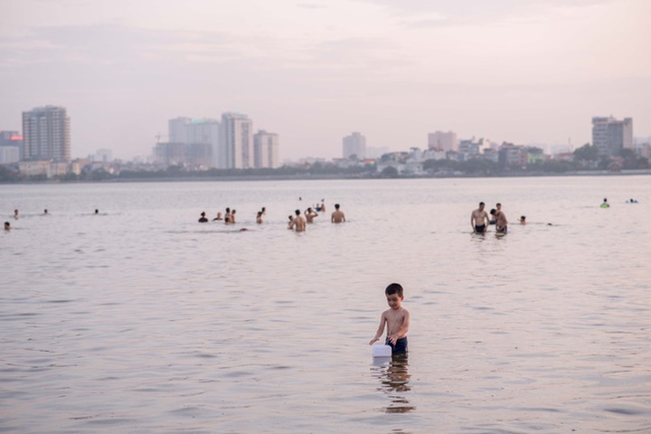 Hanoi residents seek heat relief in West Lake - 8
